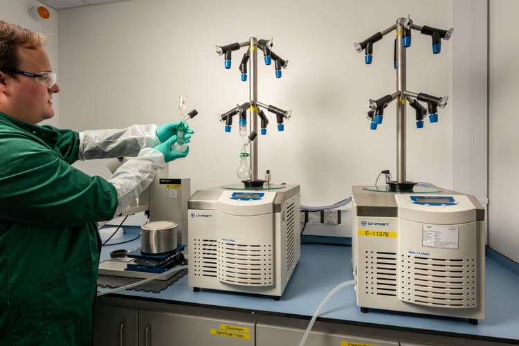 Site-specific AF647® labelled chemokines